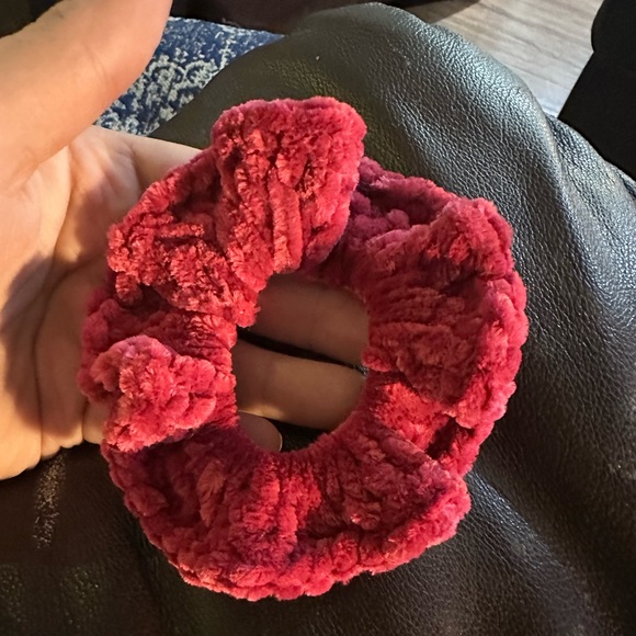 Crochet velvet scrunchies - Picture 2 of 2